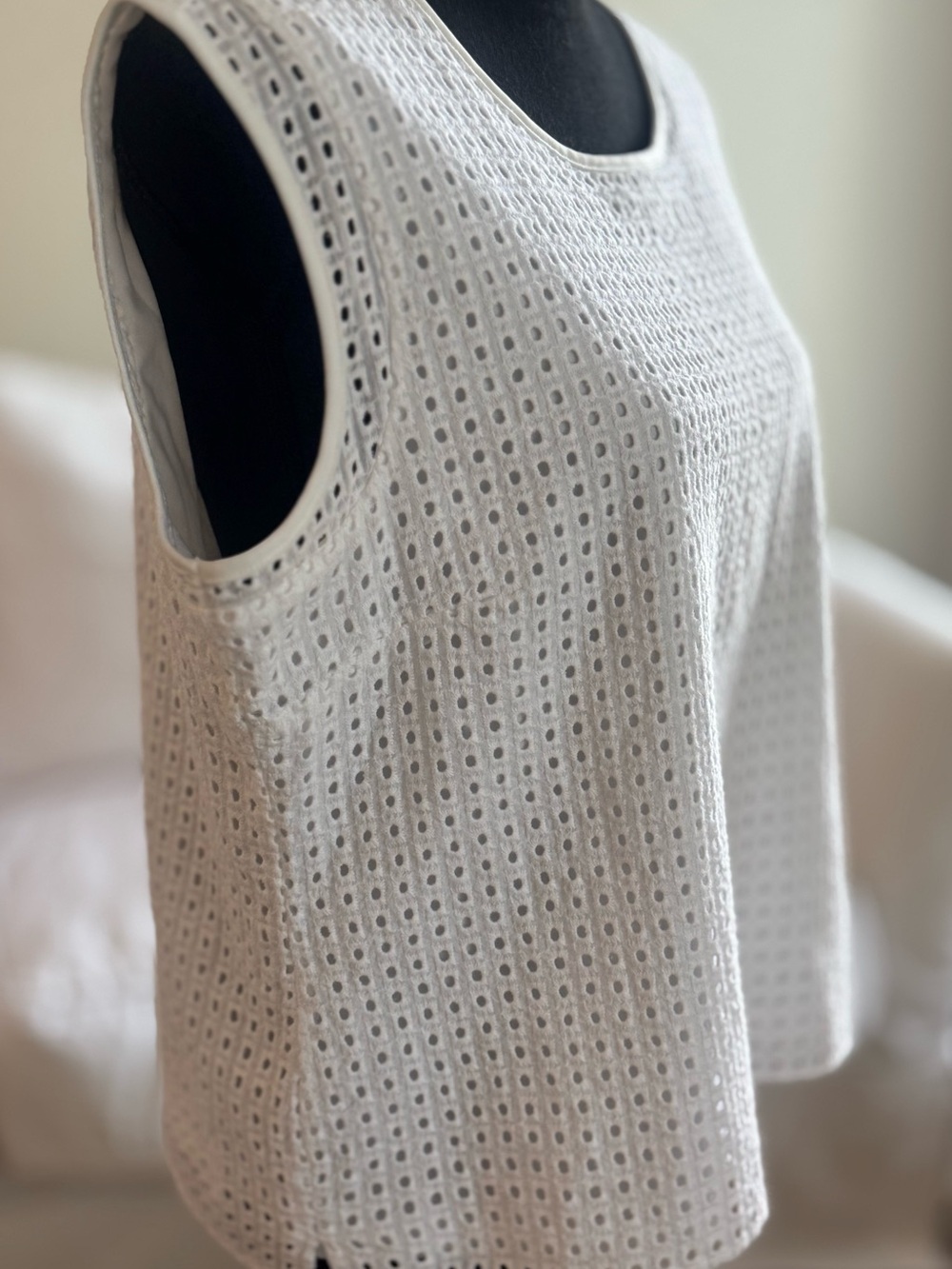 Jules & Leopold White Eyelet Sleeveless Tank excellent condition resort wear